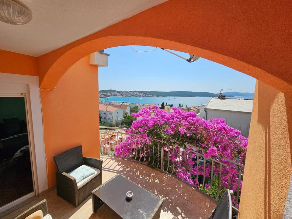 End of The Road ,Lemon & Orange Apartment in Okrug Gornji
