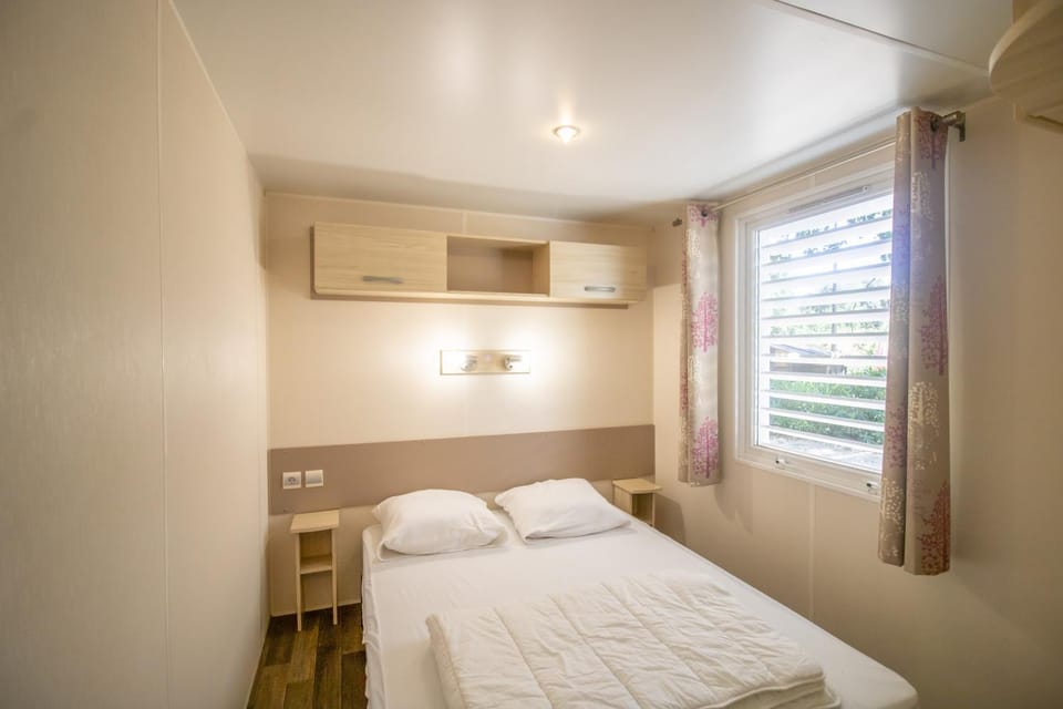 Property building, Living room, Bedroom
