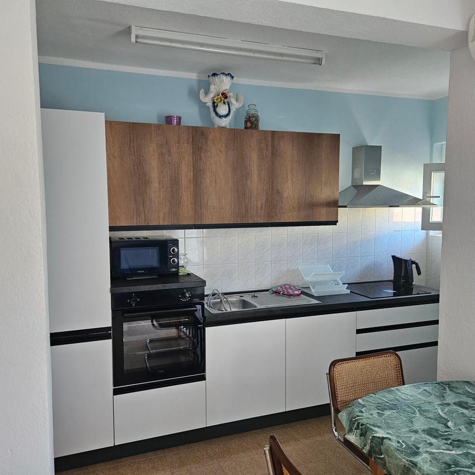 End of The Road ,Orange Apartment in Okrug Gornji