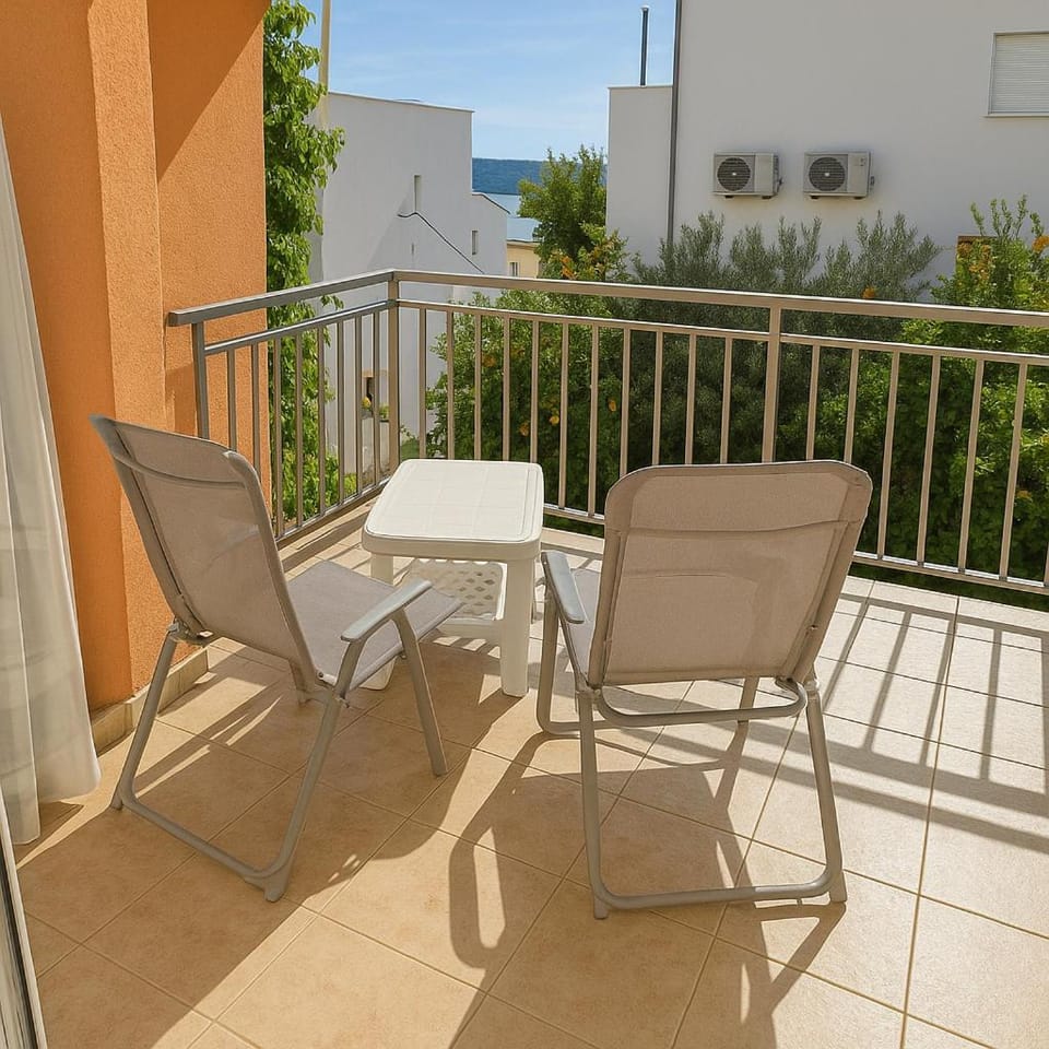 End of The Road ,Orange Apartment in Okrug Gornji