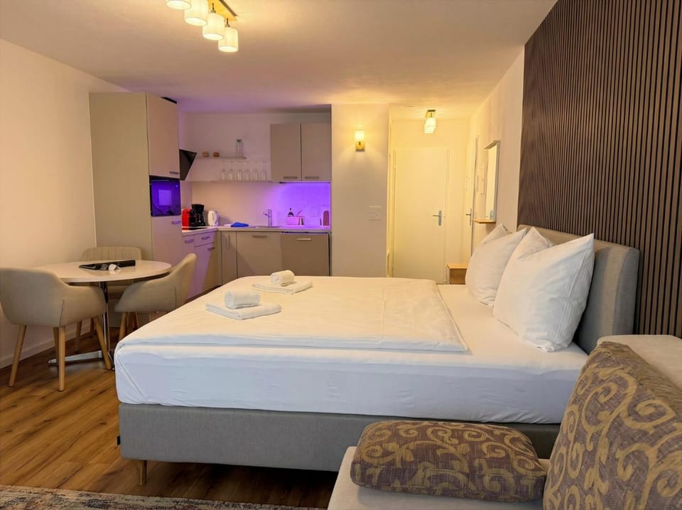 Bed, Kitchen or kitchenette, Photo of the whole room, Seating area
