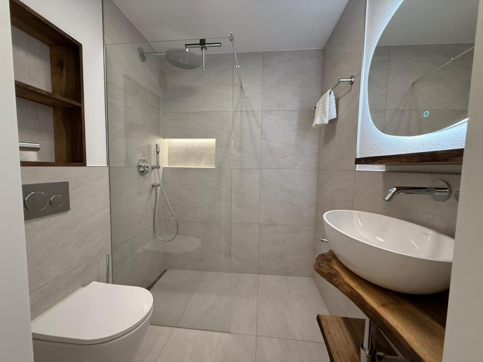 Shower, Toilet, Bathroom, towels