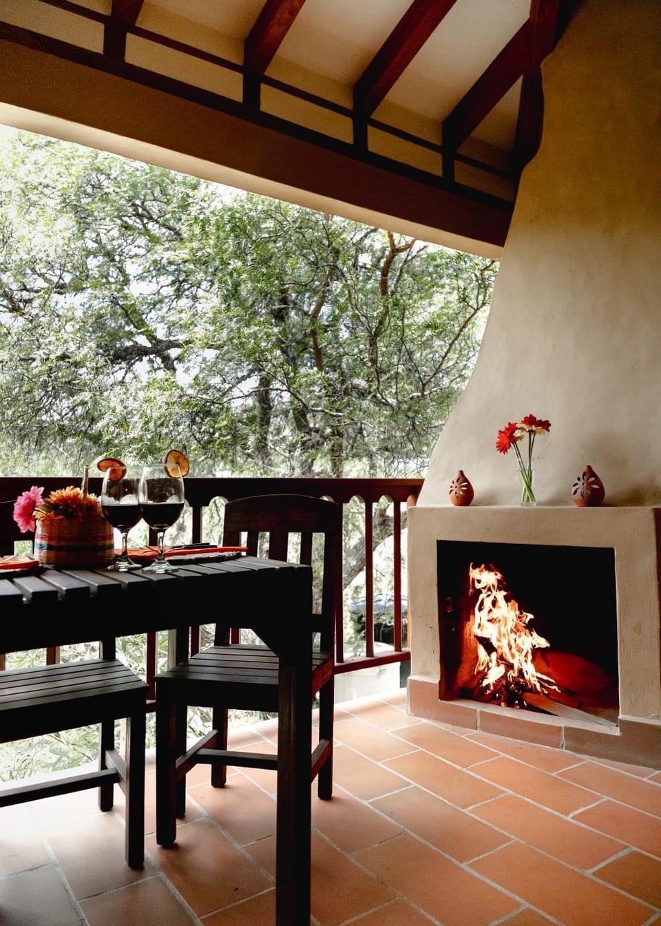 Seating area, Dining area, fireplace