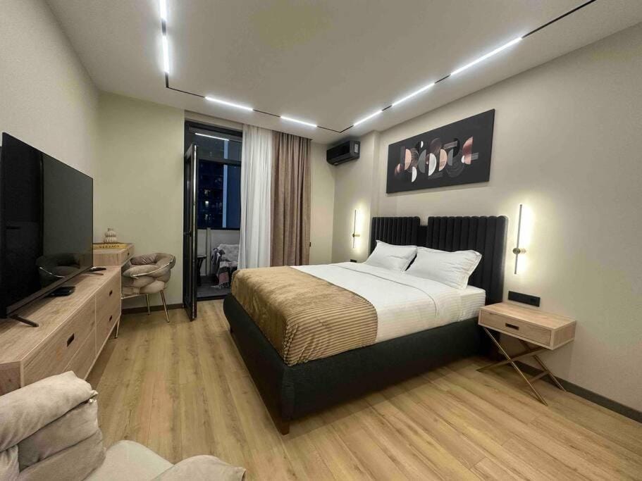 Bed, TV and multimedia, Seating area, Bedroom
