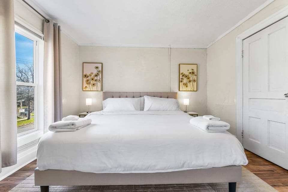 Bed, Photo of the whole room, Bedroom, towels