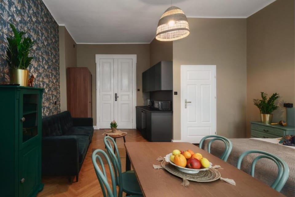Kitchen or kitchenette, Seating area