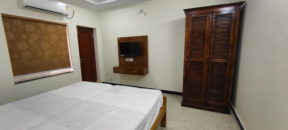 Bed, TV and multimedia, air conditioner