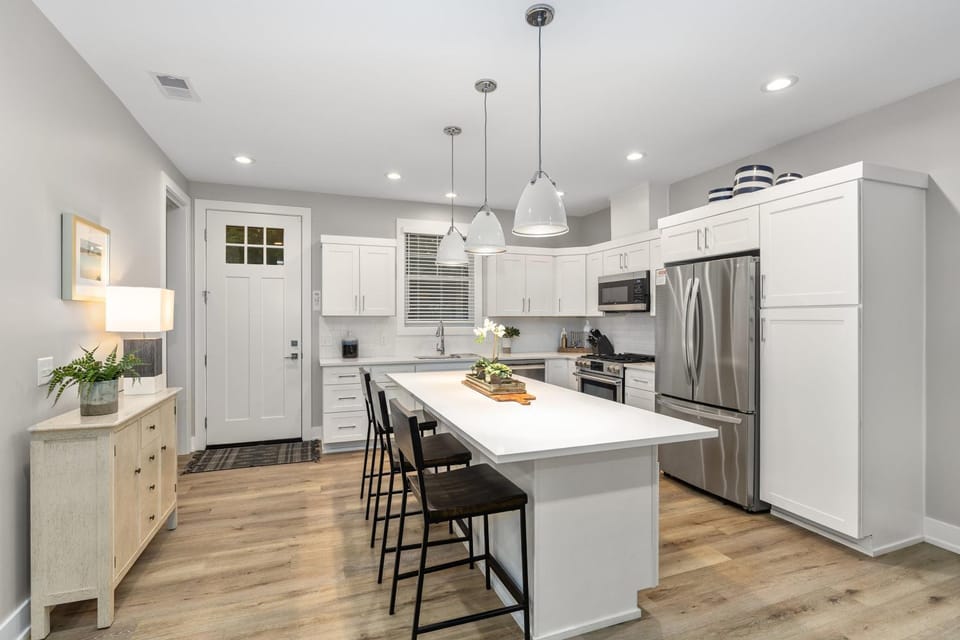 Kitchen or kitchenette, Seating area, Dining area