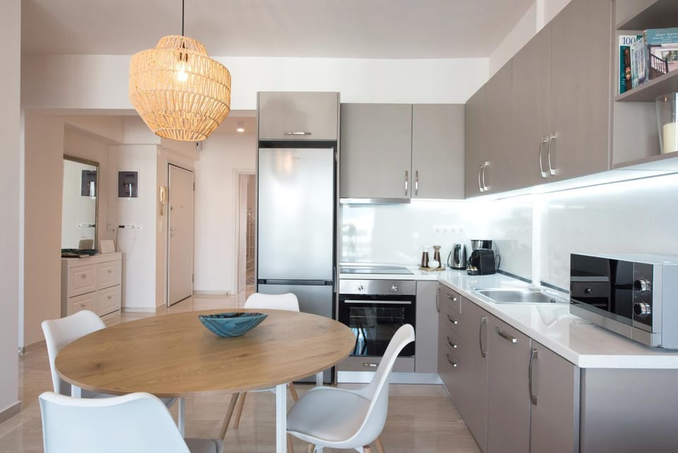 Kitchen or kitchenette, Dining area, minibar