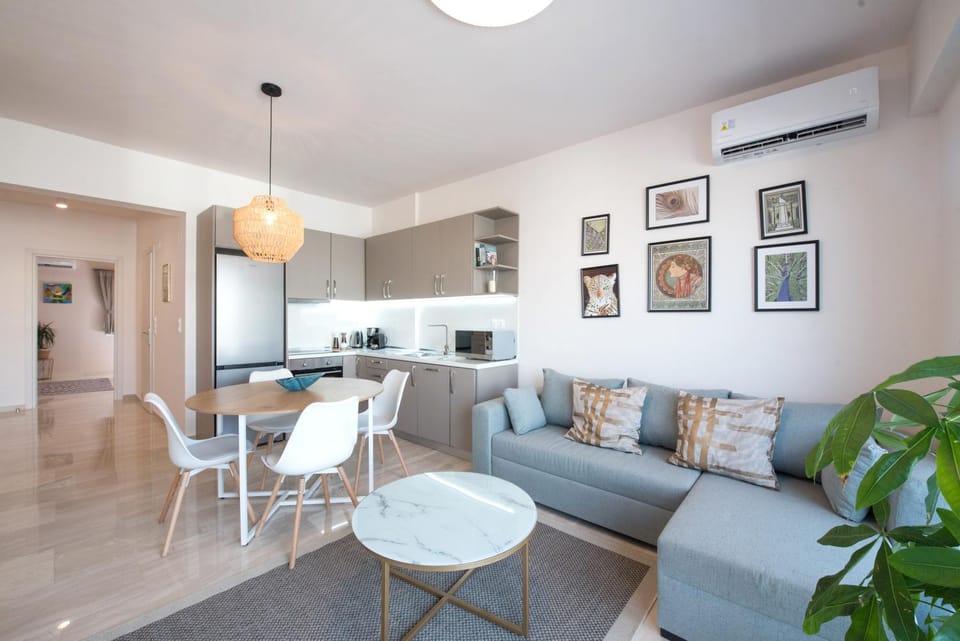Kitchen or kitchenette, Living room, Seating area, Dining area, minibar, air conditioner