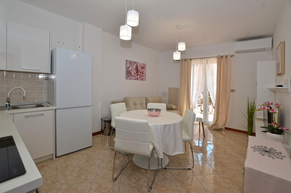 Kitchen or kitchenette, air conditioner