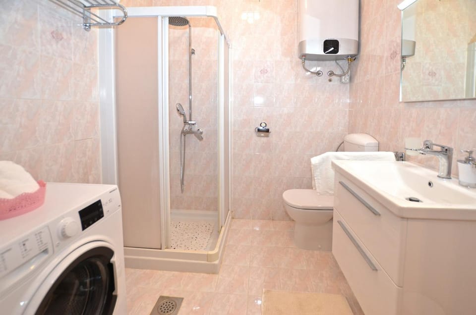 Shower, Toilet, towels, washing machine