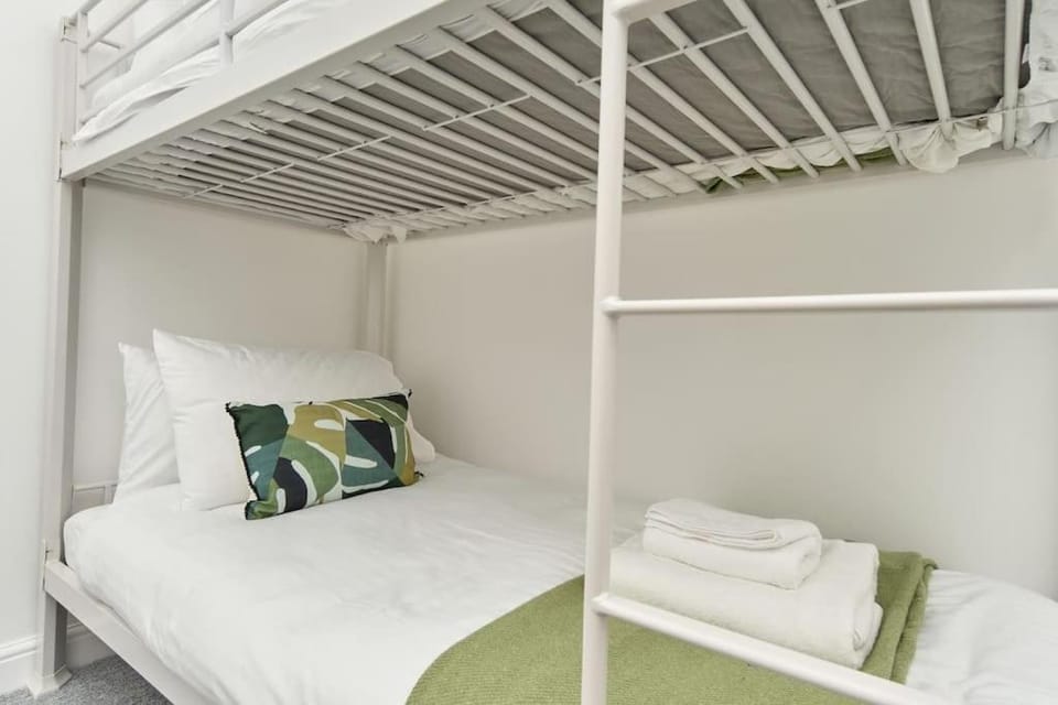 The Penthouse In Bonchurch By Greenstay Serviced Accommodation - Stunning 3 Bed Apt With Sea Views & Parking - Perfect for Families, Small Groups & Business Travellers - Dog Friendly - Fast Wi-Fi - 1000 Mbps - Close To Ventnor & Shanklin - 5 mins To Beach Apartment in Ventnor