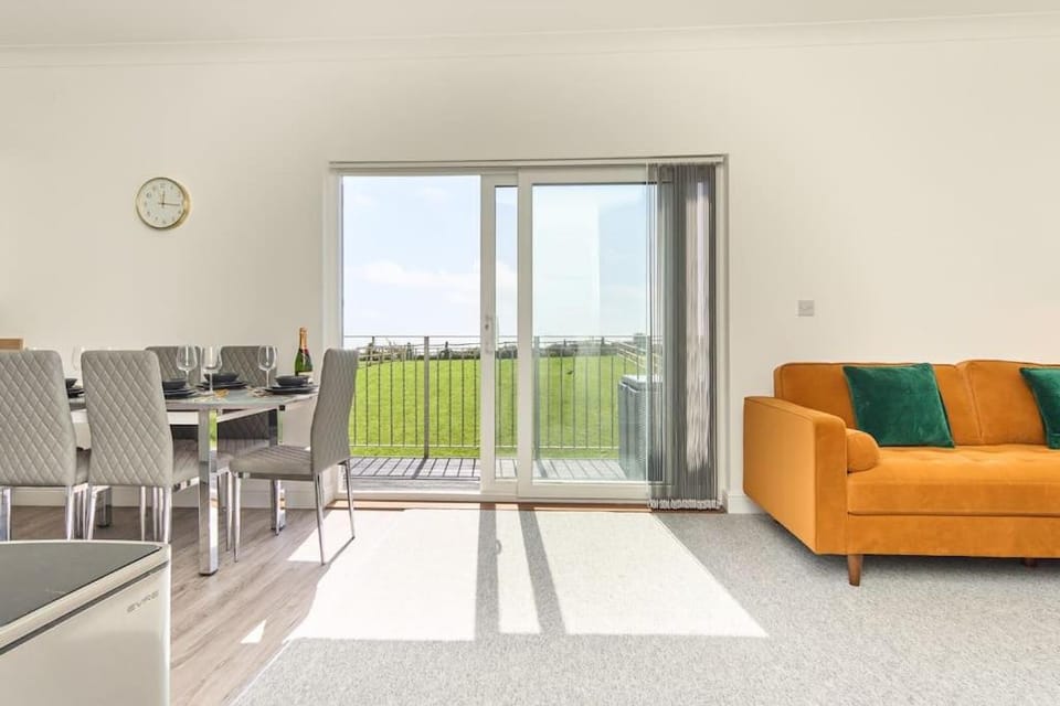 The Penthouse In Bonchurch By Greenstay Serviced Accommodation - Stunning 3 Bed Apt With Sea Views & Parking - Perfect for Families, Small Groups & Business Travellers - Dog Friendly - Fast Wi-Fi - 1000 Mbps - Close To Ventnor & Shanklin - 5 mins To Beach Apartment in Ventnor