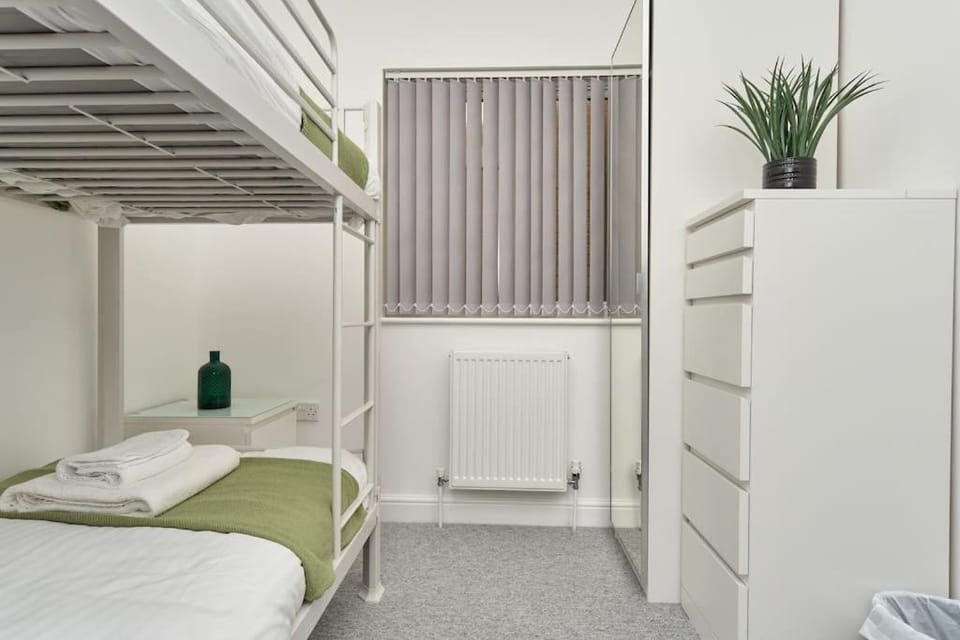 The Penthouse In Bonchurch By Greenstay Serviced Accommodation - Stunning 3 Bed Apt With Sea Views & Parking - Perfect for Families, Small Groups & Business Travellers - Dog Friendly - Fast Wi-Fi - 1000 Mbps - Close To Ventnor & Shanklin - 5 mins To Beach Apartment in Ventnor