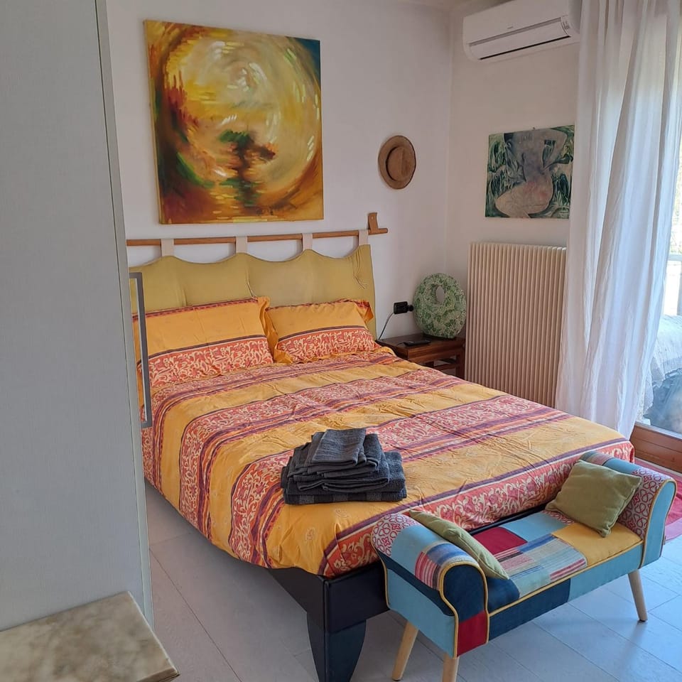 Bed, Photo of the whole room, Bedroom, air conditioner