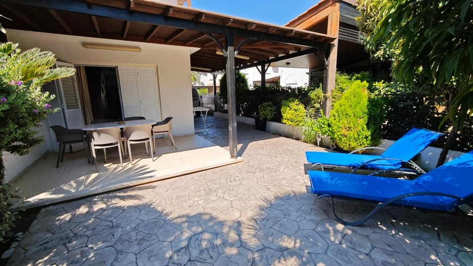 Property building, Seating area, Garden view, sunbed