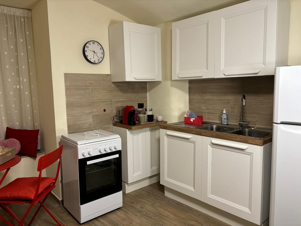 Coffee/tea facilities, Kitchen or kitchenette, Dining area, minibar, oven, stove