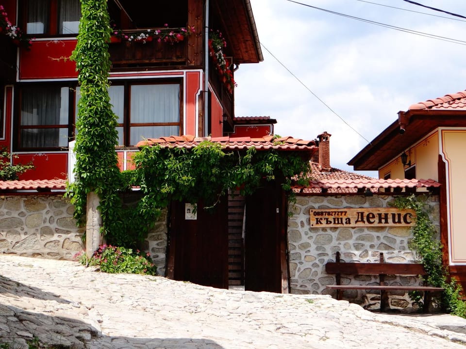 Facade/entrance, Day, Natural landscape, Summer, BBQ facilities, Garden, On site, City view, Garden view, Landmark view, Mountain view, River view, Street view, Supermarket/grocery shop, Shopping Area