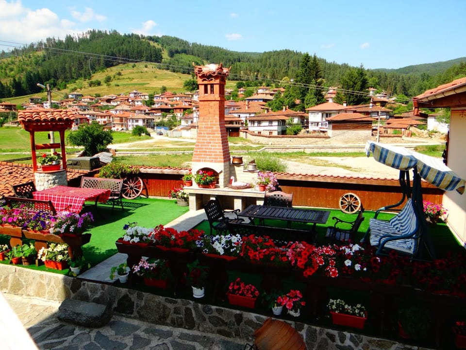 Facade/entrance, Day, Summer, BBQ facilities, Garden, Balcony/Terrace, On site, City view, Garden view, Mountain view, River view, Street view