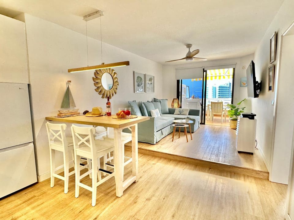 TV and multimedia, Living room, Seating area, Dining area, fireplace