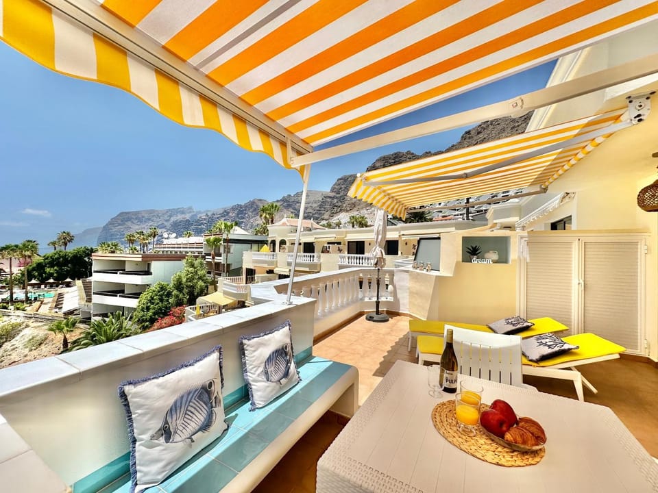 View (from property/room), Balcony/Terrace, Seating area, Dining area, sunbed