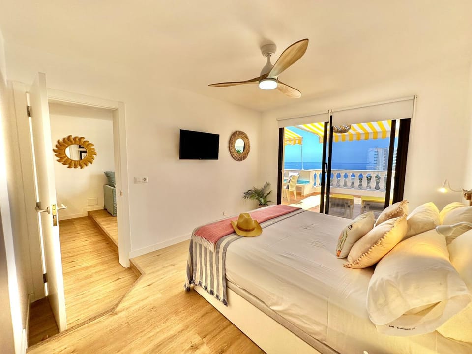Bed, TV and multimedia, Bedroom, fireplace