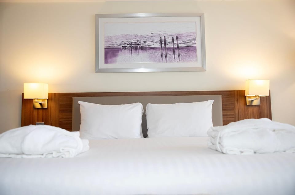 Bed, Coffee/tea facilities, Photo of the whole room, Bedroom, Pets, Pets, children, young children, older children, Family, hair dryier, pet friendly, pet friendly, towels, air conditioner