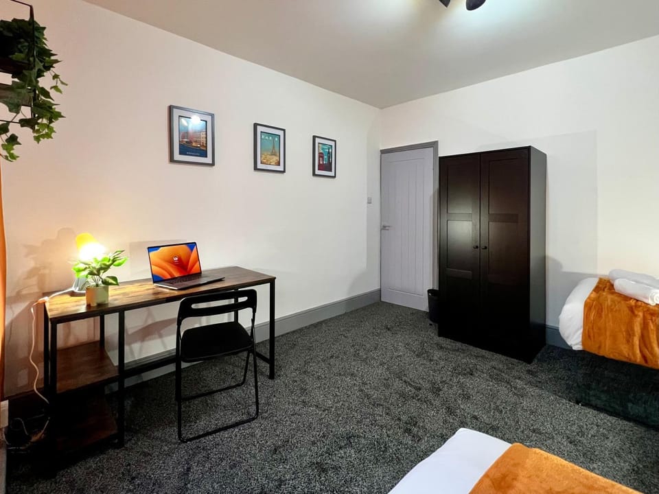 Photo of the whole room, Bedroom, wardrobe