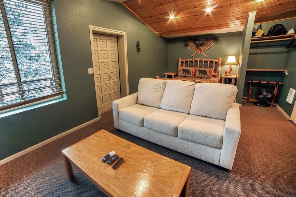 Fawn Valley Inn- 104 Apartment in Estes Park