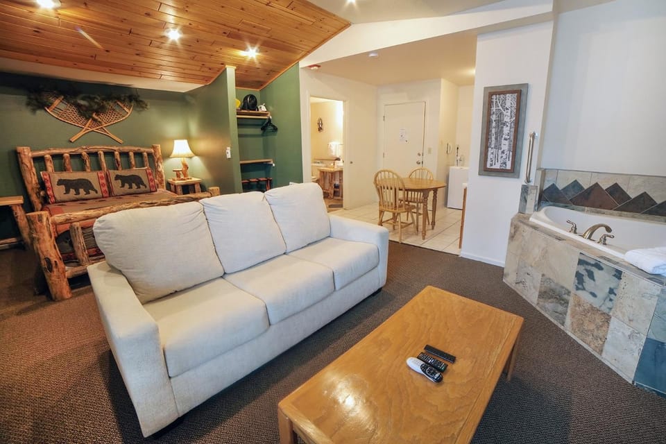 Fawn Valley Inn- 104 Apartment in Estes Park