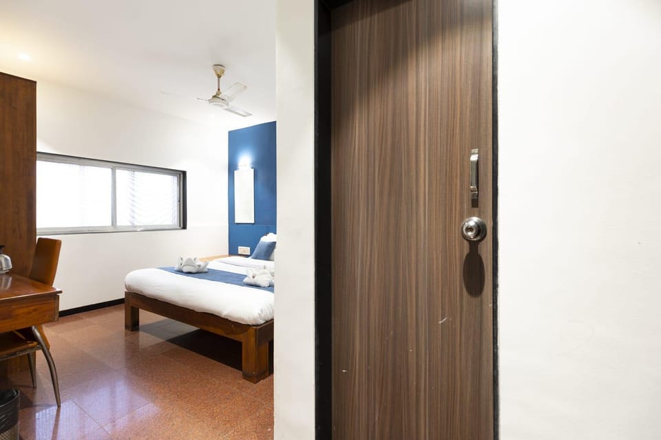 Bed, Photo of the whole room, Bedroom, fireplace, hair dresser, wardrobe