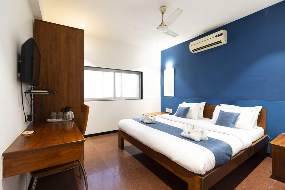 Bed, TV and multimedia, Photo of the whole room, Bedroom, hair dresser, air conditioner