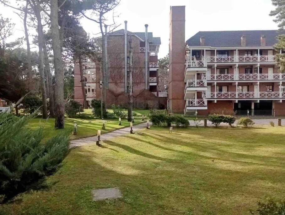 Property building, Day, Natural landscape, Garden, Garden view