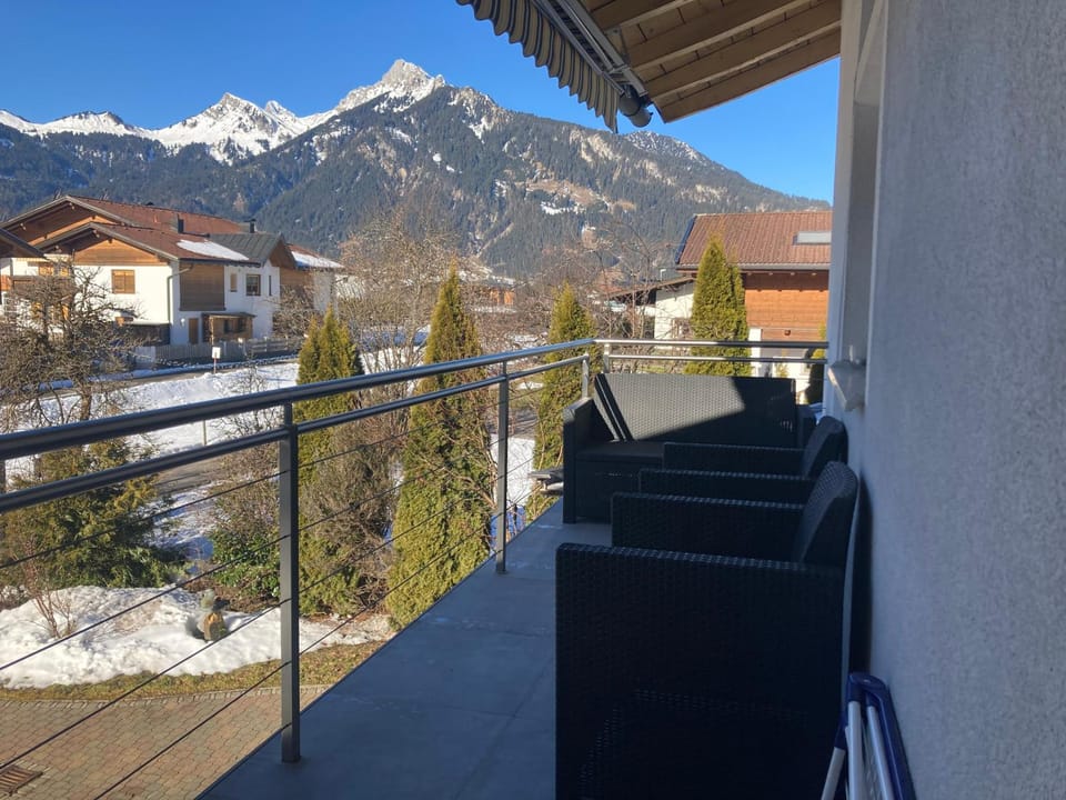 Balcony/Terrace, Mountain view