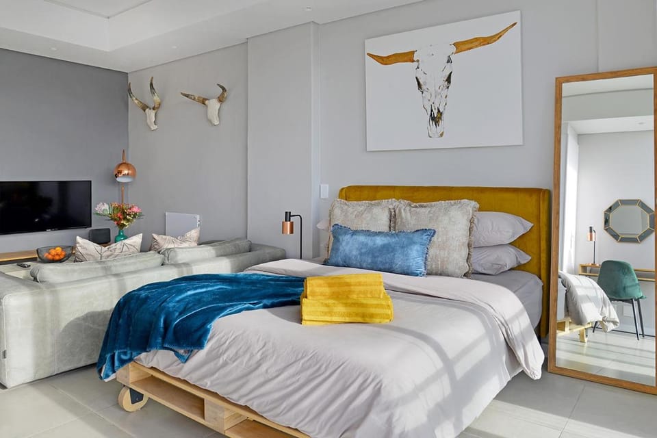 Bed, TV and multimedia, Bedroom
