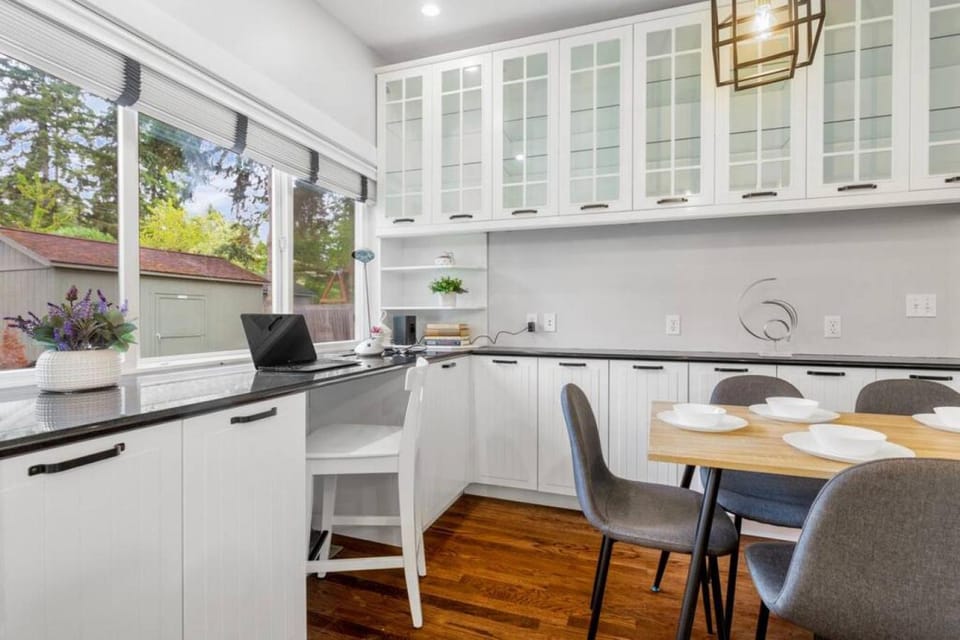 Kitchen or kitchenette, Dining area, minibar