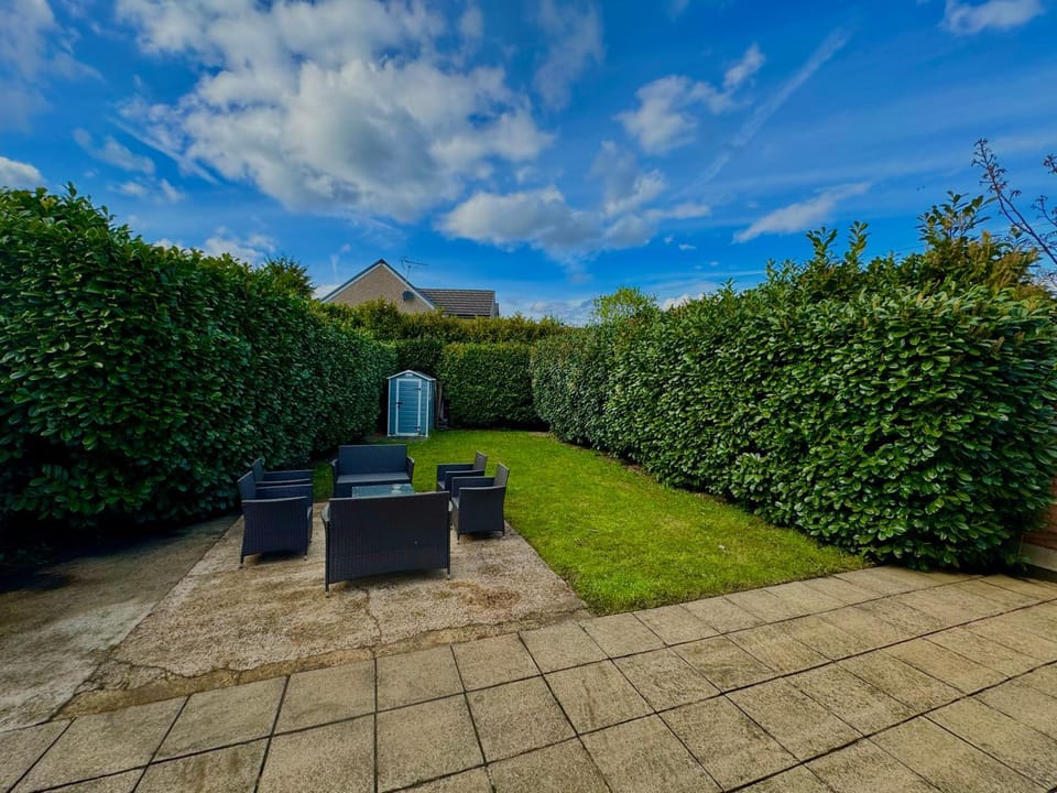 6 Bedroom Spacious villa, Free Parking Villa in Weybridge