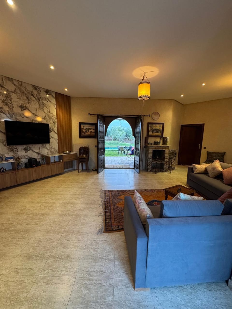 Communal lounge/ TV room, TV and multimedia, Living room, Seating area, Evening entertainment