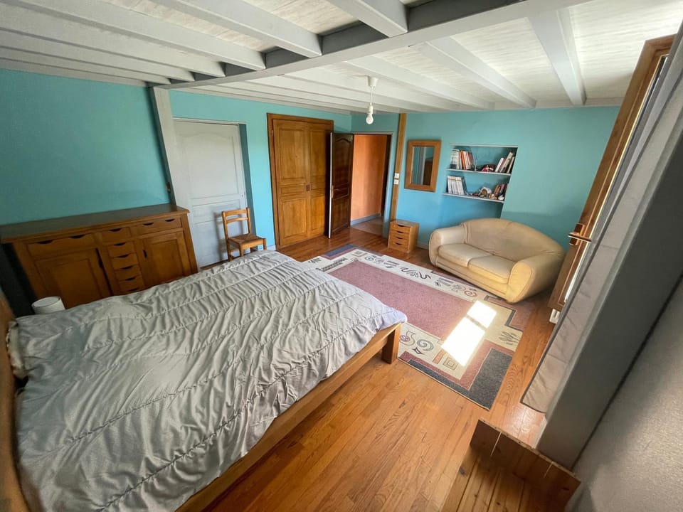 Photo of the whole room, Bedroom