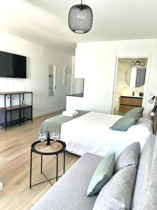Bed, TV and multimedia, Living room, Photo of the whole room, Seating area, Bedroom
