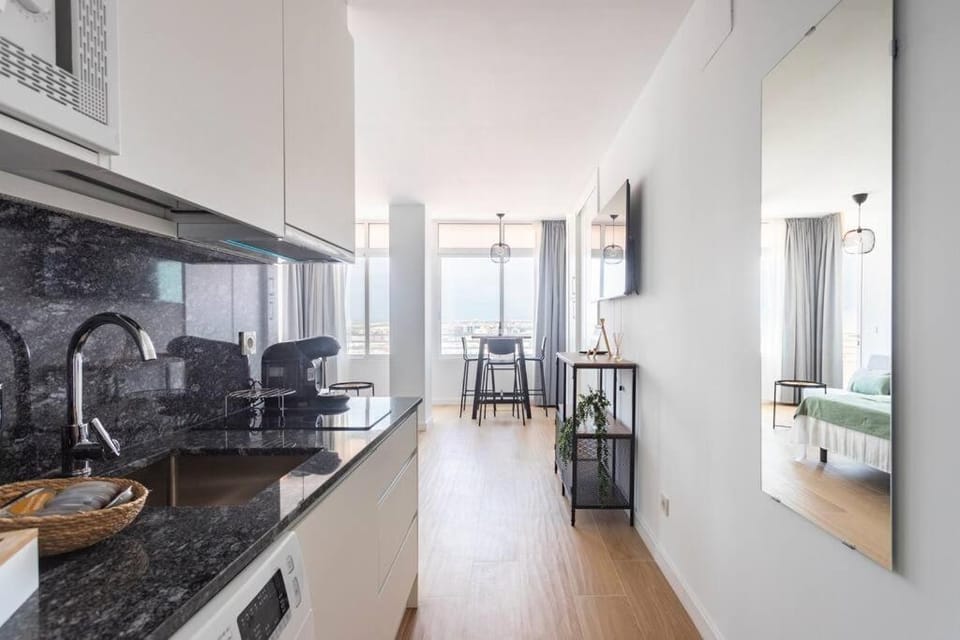 Kitchen or kitchenette, minibar, stove