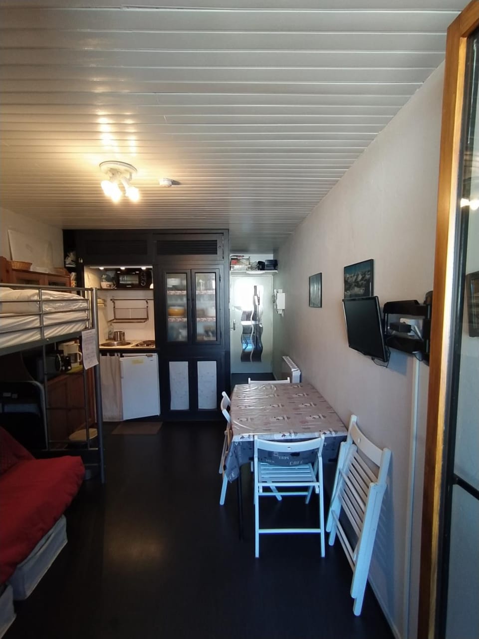 TV and multimedia, Kitchen or kitchenette, Photo of the whole room, Dining area, bunk bed