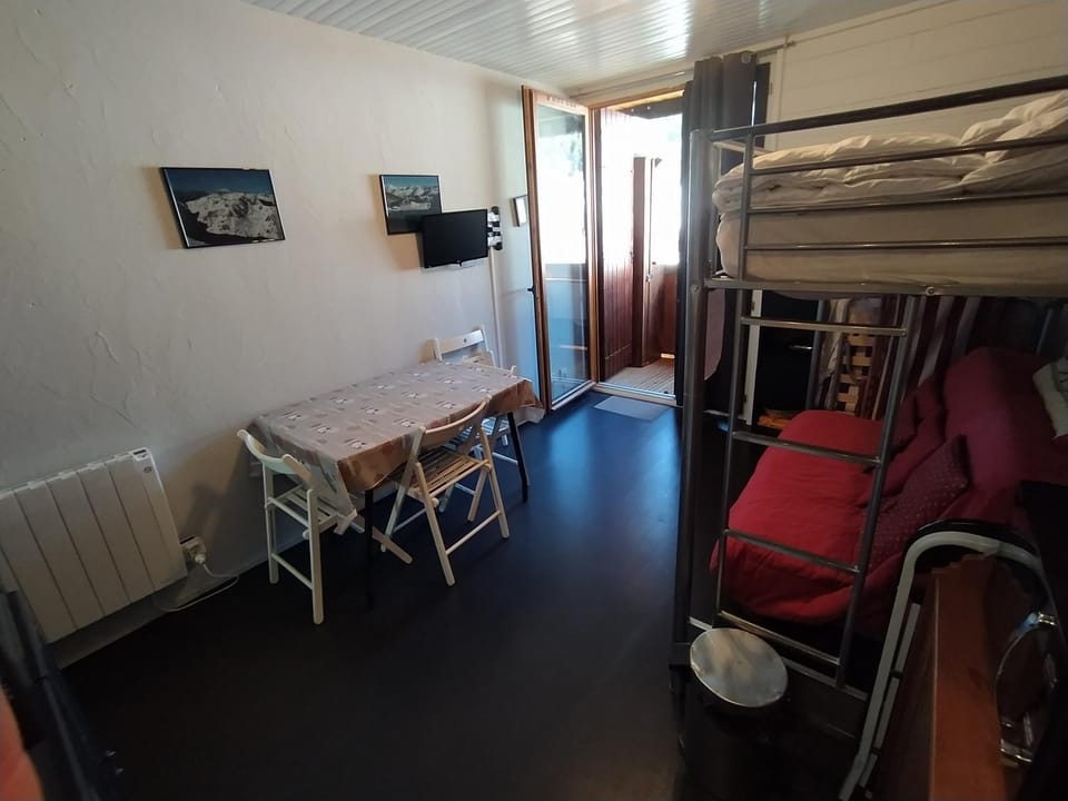 TV and multimedia, Living room, Dining area, Bedroom, bunk bed