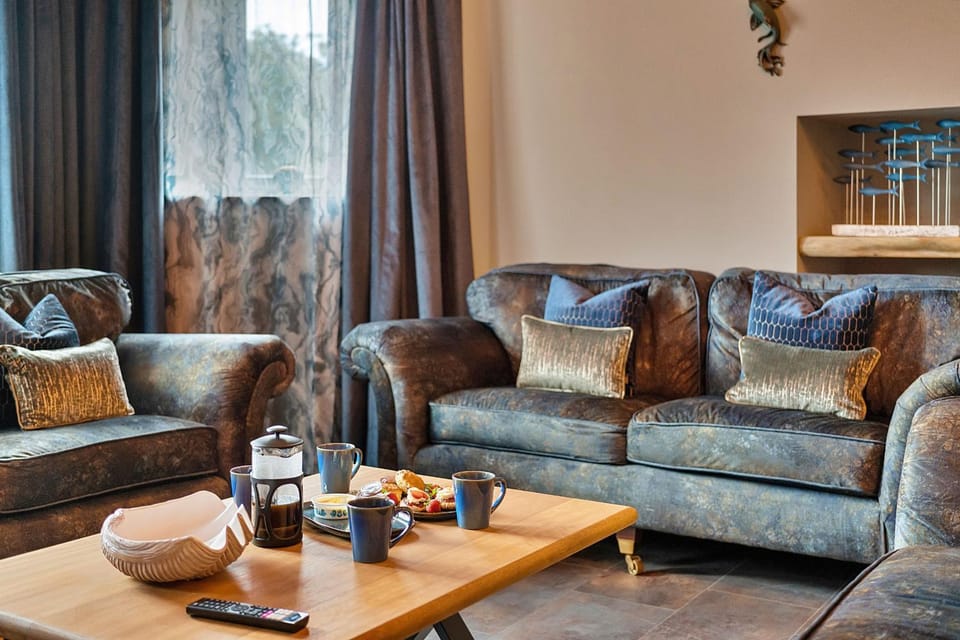 Communal lounge/ TV room, Living room, Seating area
