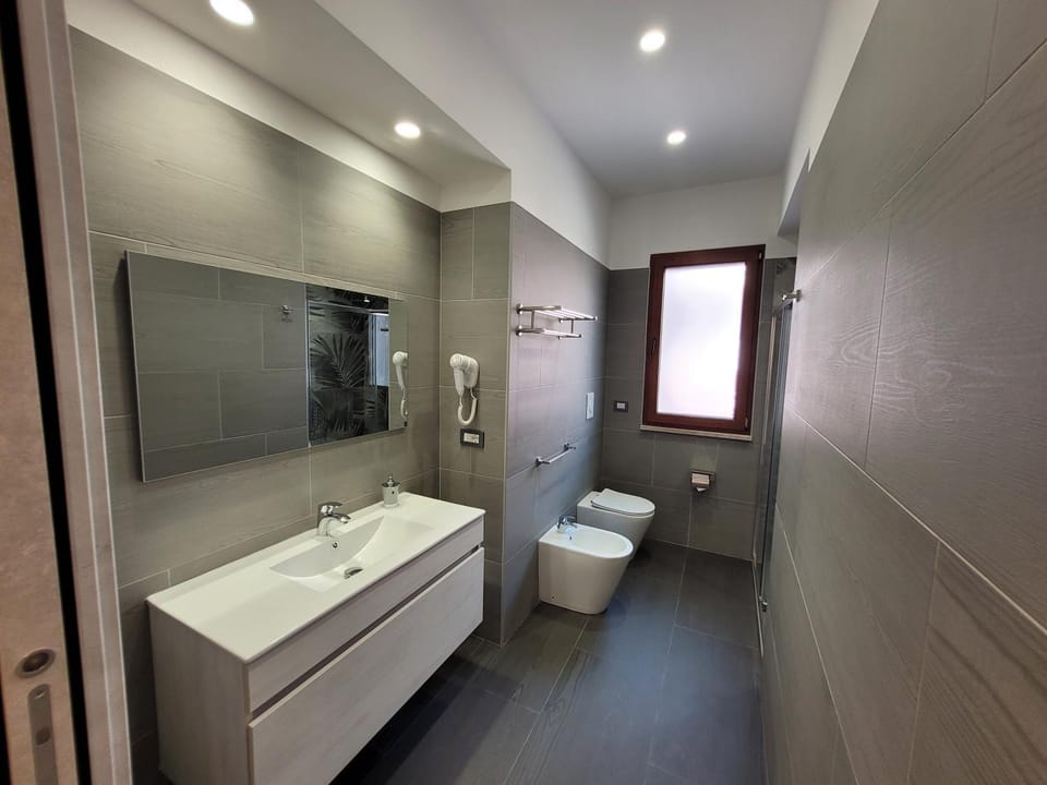 Shower, Toilet, Bathroom, bidet, heating, towels