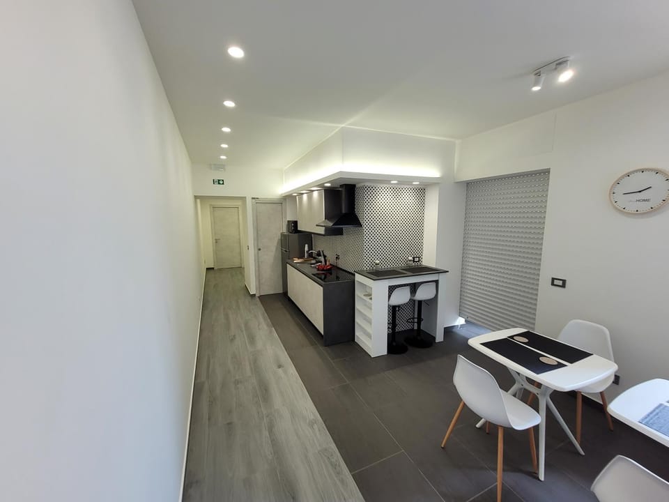 Coffee/tea facilities, Kitchen or kitchenette, Dining area, minibar, stove