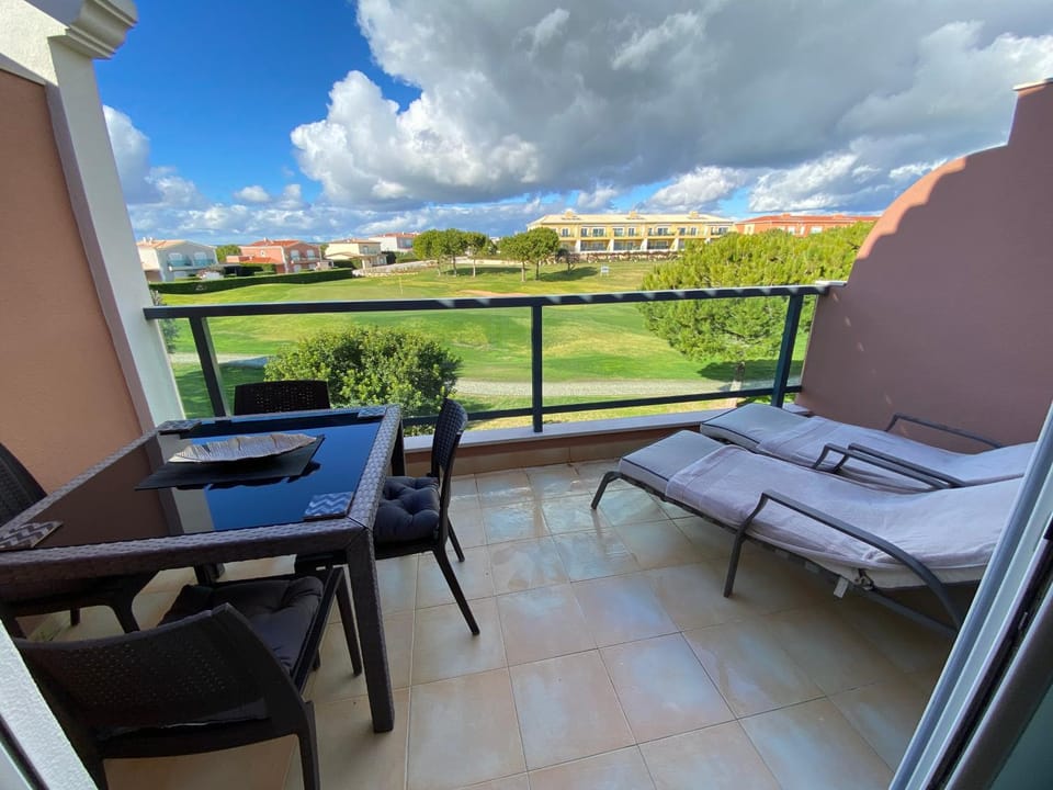 View (from property/room), Balcony/Terrace, sunbed
