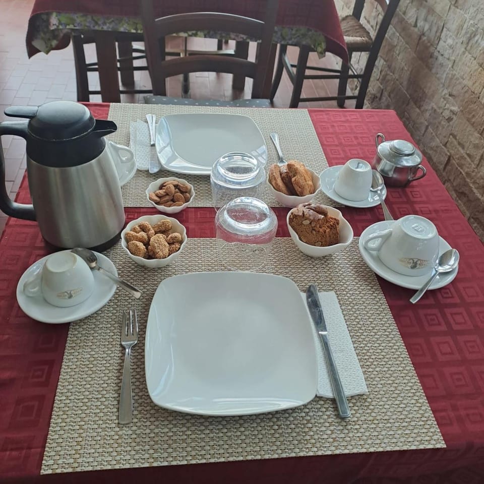 Coffee/tea facilities, Food and drinks, Food, Breakfast, Continental breakfast, Drinks