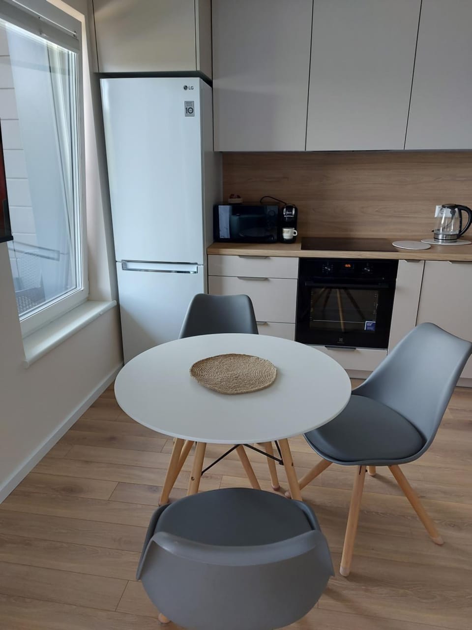 Coffee/tea facilities, Kitchen or kitchenette, Dining area, oven